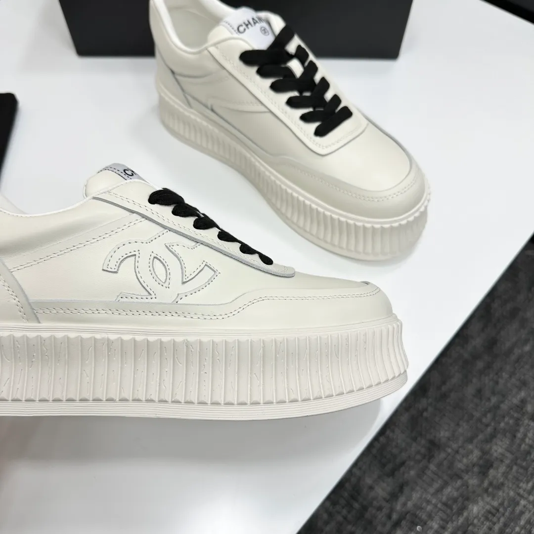 👟👟Ex-factory price 560👟👟Chanel Panda Shoes! 2025 counter's top casual sports shoes. This classic design; the upper is electro-embroidered with a variety of techniques; the outsole is fashionable and sporty; the unusual inclusion of a variety of color matching elements... The diversified mix and match is very good-looking and versatile, and can be used for leisure, fashion, sports, and outdoor... ꫛꫀꪝ Go➫ Materials: ❶Upper made of: original imported first-layer silk cowhide + original waterproof cloth + original first-layer cowhide ❷Inner lining: Breathable mesh ❸ Outsole based on: original TPU combination outsole, full set of boutique packaging for women 35–41